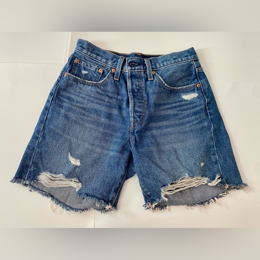 NWOT LEVI’S HIGH-RISE DENIM SHORTS // SIZE 27✨ - Picture 2 of 4